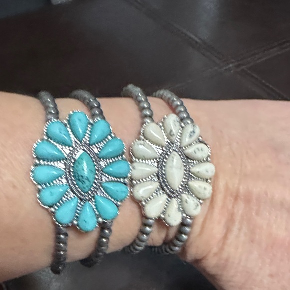 Elegant Beaded Bracelets with Turquoise and Cream Accents - Picture 2 of 3